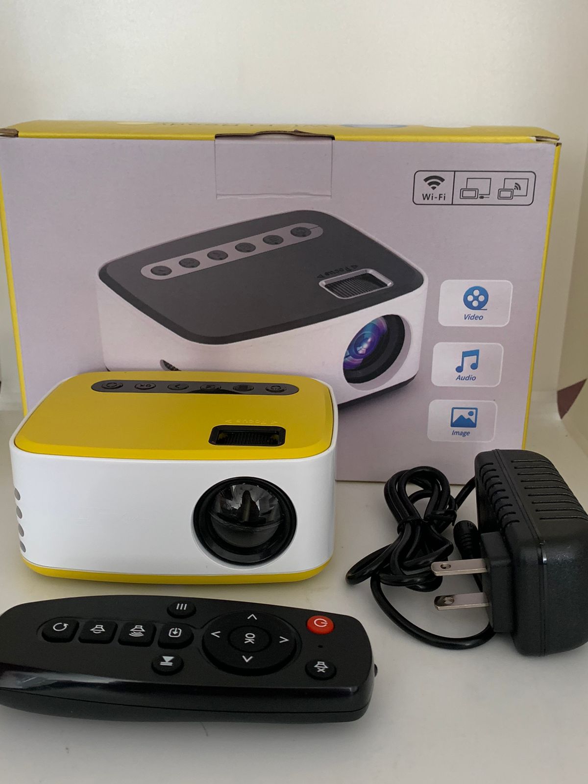 Mini Proyector Portatil Con Control Remo